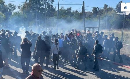 الاحتلال يقمع مسيرة سلمية أمام حي الشيخ جراح ويعتدي على المشاركين