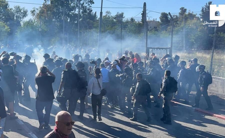 الاحتلال يقمع مسيرة سلمية أمام حي الشيخ جراح ويعتدي على المشاركين