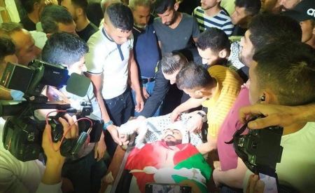 اهالي نابلس يشيعون جثمان الشهيد زكريا حمايل