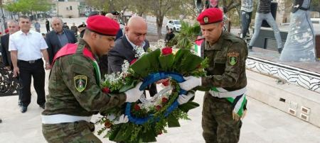 محافظ جنين يضع اكليل زهور على صرح الشهيد لمناسبة عيد الفطر السعيد باسم الرئيس عباس