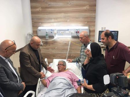 محافظ جنين اللواء أكرم الرجوب بطمأن على صحة الصحفي علي سمودي الذي أصيب برصاص جنود الاحتلال أثناء تغطية أحداث اقتحام قوات الاحتلال لمخيم جنين