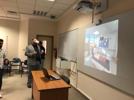 طلبة كلية الطب في الجامعة العربية الامريكية يستخدمون منصة جامعة أكسفورد للواقع الافتراضي