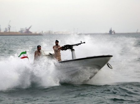 إيران تعلن الإفراج عن طاقم السفينة المرتبطة بإسرائيل 