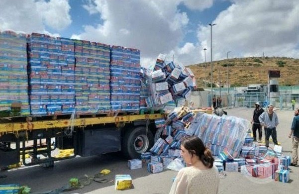 مستوطنون يهاجمون شاحنات اغاثة متجهة لغزة غرب الخليل