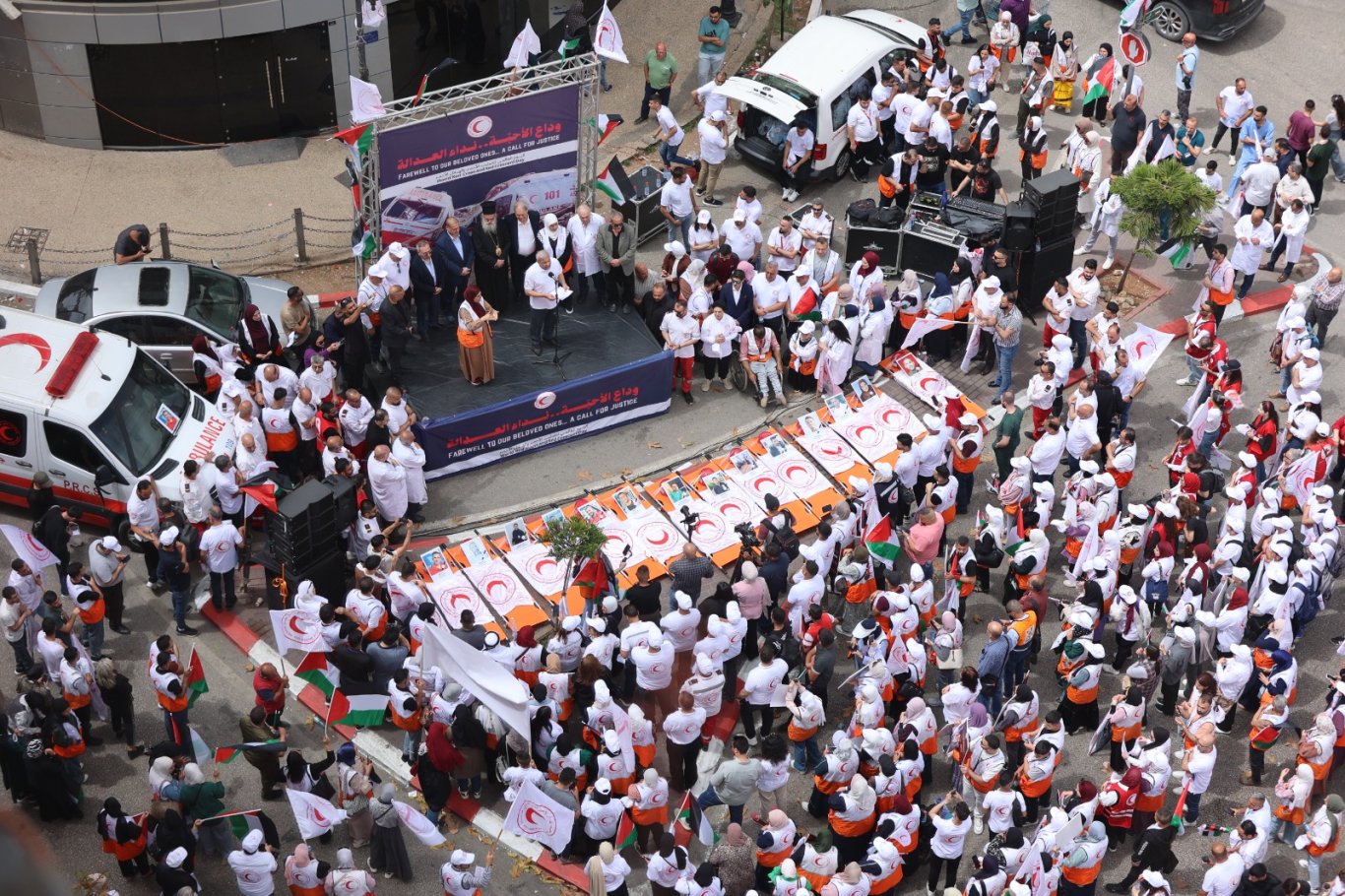 رام الله: الهلال الأحمر ينظم مسيرة تخللها جنازة رمزية لشهداء العمل الإنساني