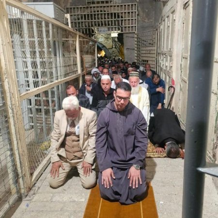 الاحتلال يمنع المواطنين من أداء صلاة الفجر في الحرم الإبراهيمي