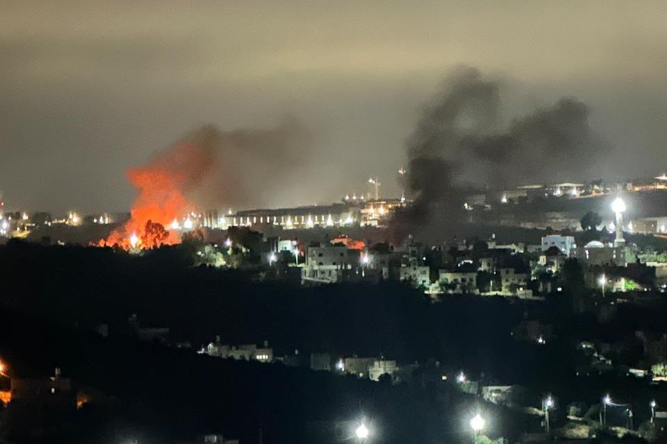 مستعمرون يهاجمون بلدة بروقين ويحرقون منازل