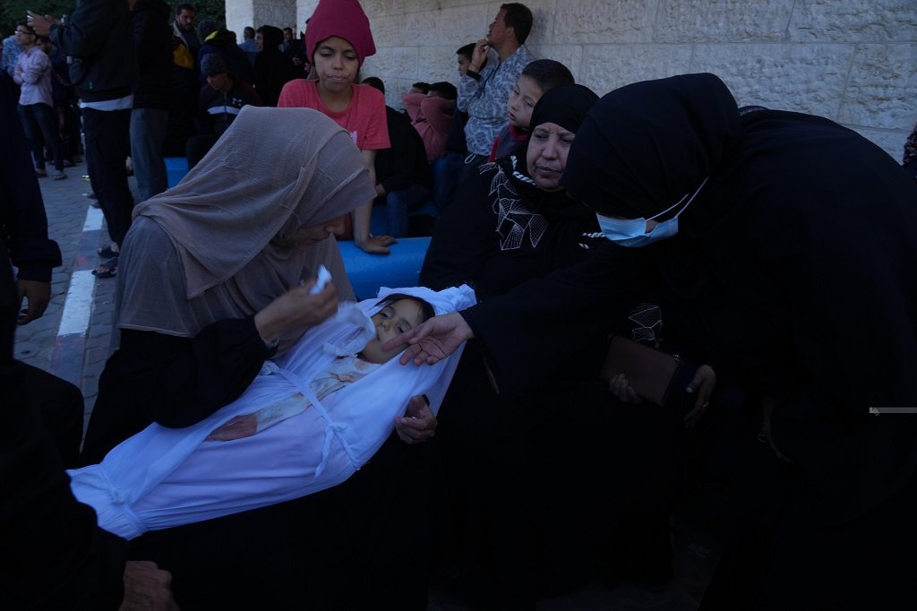 استشهاد عائلة نازحة في قصف الاحتلال خيمة تؤوي نازحين بدير البلح