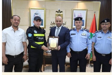 محافظ أريحا يكرّم شرطيين أنقذا حياة طفل
