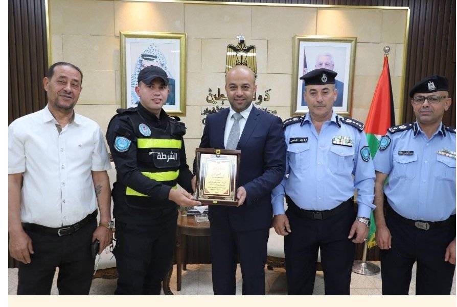 محافظ أريحا يكرّم شرطيين أنقذا حياة طفل