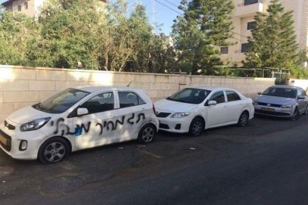 مستوطنون يعتدون على مركبات المواطنين في القدس