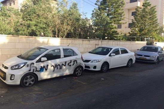 مستوطنون يعتدون على مركبات المواطنين في القدس