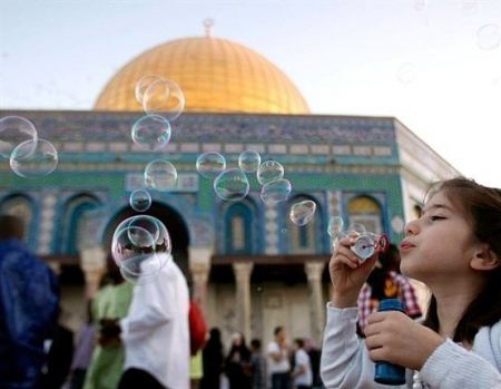 الحكومة تحدد عطلة العيد وصرف نصف راتب غدا