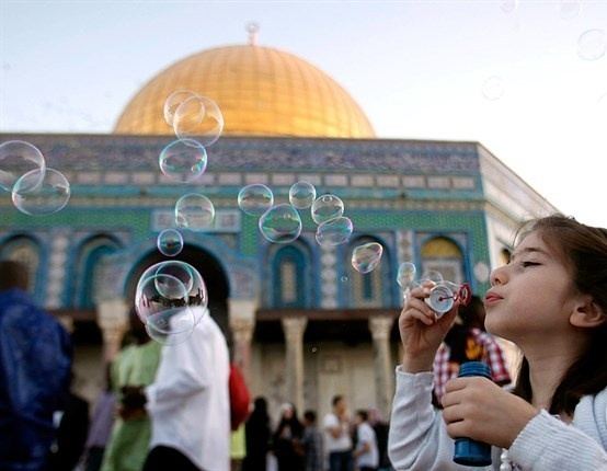 الحكومة تحدد عطلة العيد وصرف نصف راتب غدا