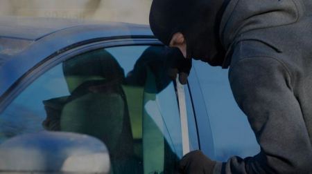 ملثم يسرق مركبة وبداخلها رضيعة في رام الله