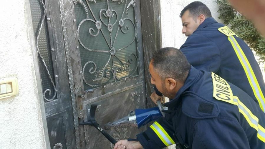 جنين : إنقاذ و تحرير طفل من داخل غرفة منزل أحد المواطنين في بلدة عرابه جنوب غرب جنين