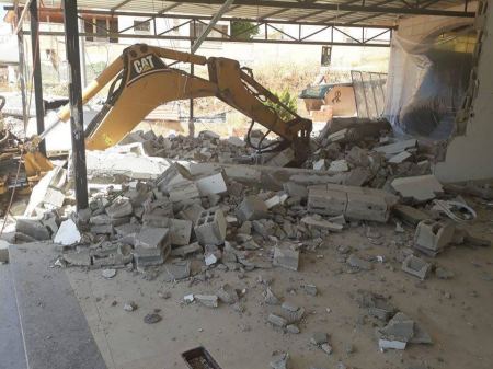 بلدية جنين تواصل إزالة التعديات في شارع الناصرة