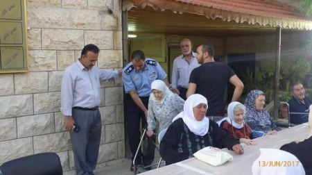 الشرطة تقيم مأدبة افطار في جمعية بيت المسنين الخيرية في جنين