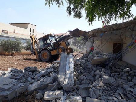 بلدية جنين تواصل إزالة التعديات في شارع الناصرة