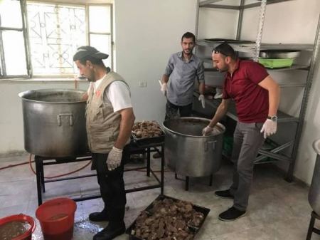 ستنا مريم' تُطعم الصائمين المُحتاجين في بيت لحم