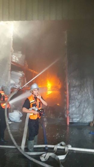 حريق ضخم يلتهم مصنعا للبلاستيك في غزة