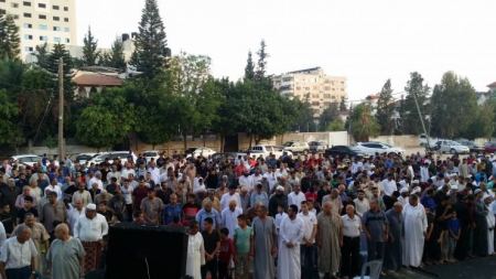 مواطنو غزة يؤدون صلاة العيد في العراء
