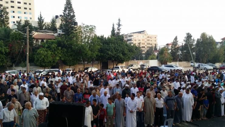 مواطنو غزة يؤدون صلاة العيد في العراء