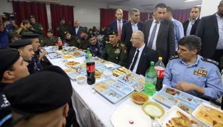 الحمد الله يشارك في الإفطار لقوات الأمن الوطني في جنين