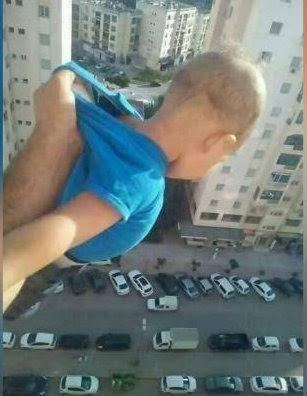 أب يخاطر بحياة طفله،والسبب تافه 