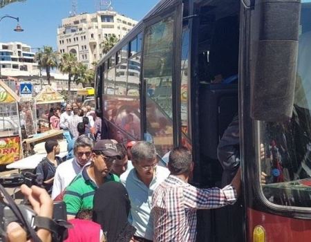 للمرة الأولى منذ 20 عامًا... حافلات فلسطينية نقلت المصلين للقدس