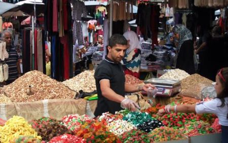 أجواء العيد في جنين.. حركة نشطة وضعف في التسوق