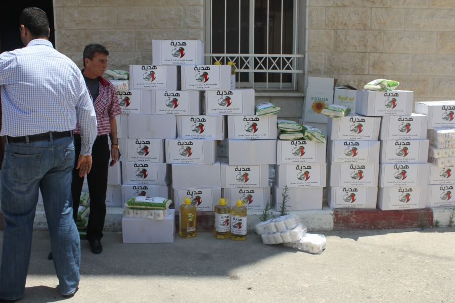  مؤسسة خليفة بن زايد للأعمال الإنسانية تقدم طرودا غذائية لملتقى البصيرة في محافظة جنين 