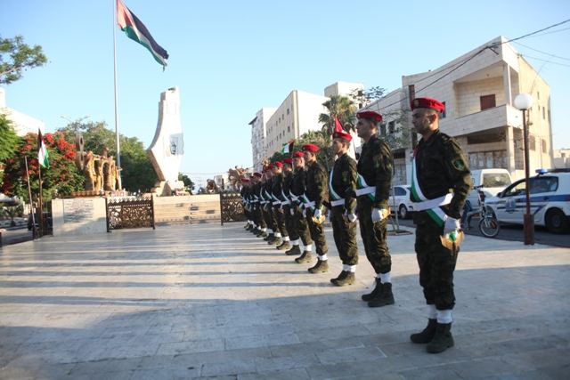 محافظ محافظة جنين وقائد منطقة جنين يضعون أكاليل من الزهور على صرح الشهيد بمناسبة عيد الفطر السعيد في ساحة الشهيد ابو عمار