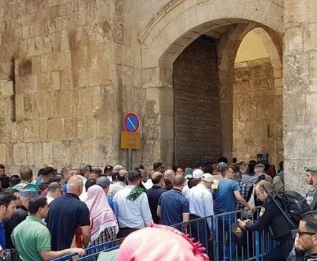 الالاف يتوجهون لاداء صلاة "الجمعة اليتيمة" بالاقصى
