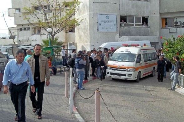4 اصابات بينها خطيرة بانهيار سقف مسجد قيد الانشاء في غزة