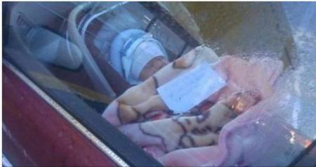 تركت طفلتها بالسيارة وحيدة مع رساله مستفزة 