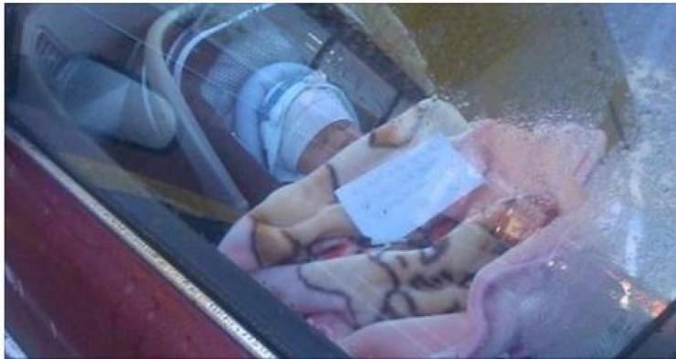 تركت طفلتها بالسيارة وحيدة مع رساله مستفزة 