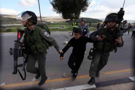 الاحتلال يعتقل شابا وطفلين من مخيم الجلزون
