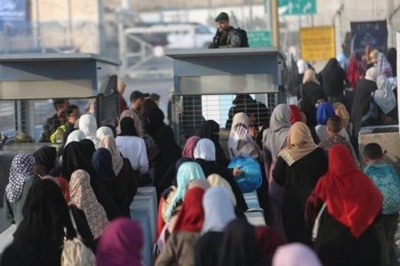 الالاف يتوافدون للاقصى لأداء صلاة الجمعة الثالثة من رمضان