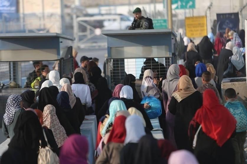 الالاف يتوافدون للاقصى لأداء صلاة الجمعة الثالثة من رمضان