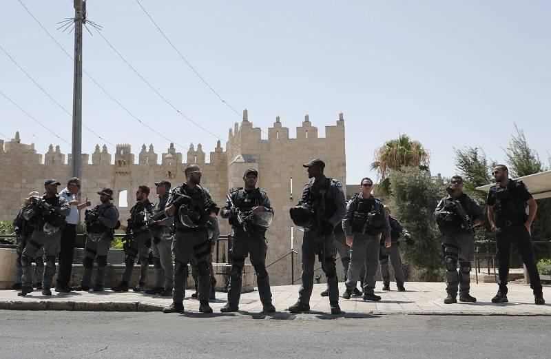 الاحتلال ينصب نقطة مراقبة فوق سطح قاعة باب الرحمة داخل الأقصى