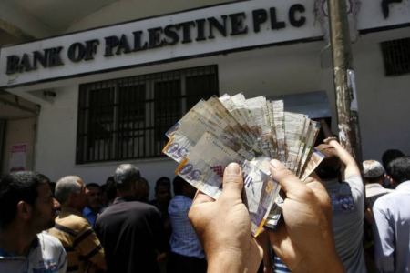 فتح: اتخذنا قراراً بصرف رواتب غزة والحكومة لم تنفذ