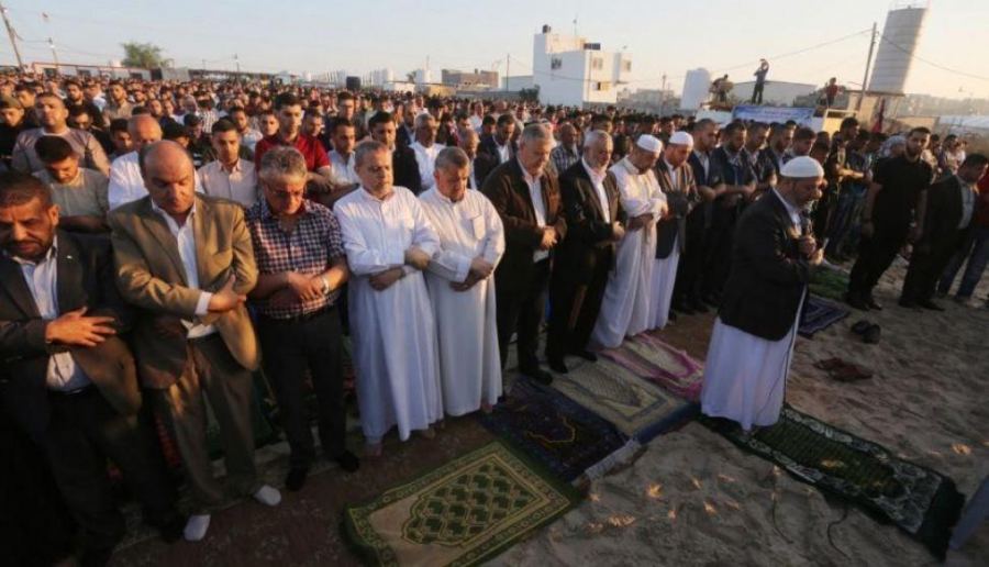 الآلاف يؤدون صلاة العيد في مخيمات العودة