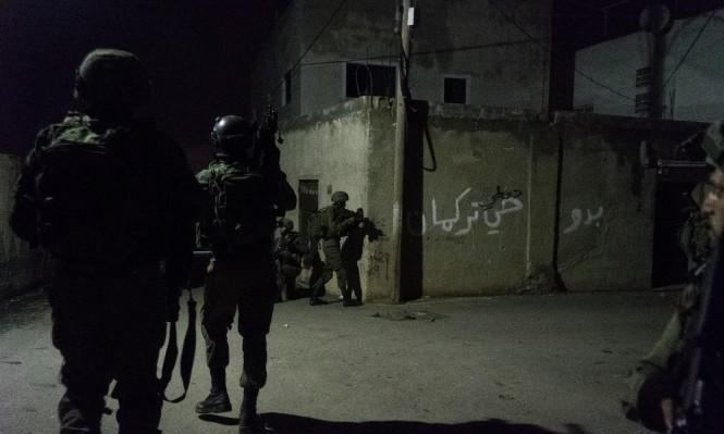 الاحتلال يداهم عدة مناطق في الخليل وينصب حواجز عسكرية