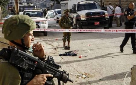 الاحتلال يحتجز شاباَ وثق جريمة إعدام شهيد الخليل