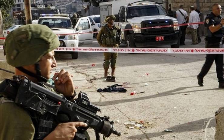 الاحتلال يحتجز شاباَ وثق جريمة إعدام شهيد الخليل