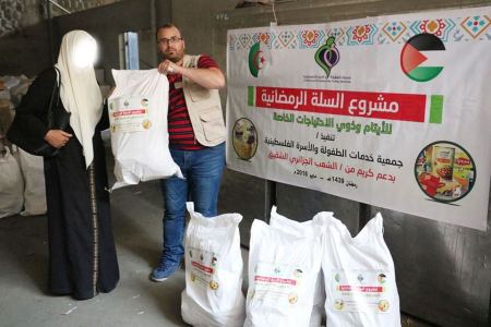  "خدمات الطفولة" توزع 200 طرد غذائي رمضاني على الأيتام وذوي الإحتياجات الخاصة