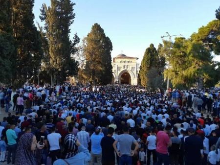 90 الفا أدّوا صلاة العيد في المسجد الاقصى