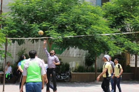  جامعة الإسراء تختتم بطولة العودة الثانية لكرة الطائرة لموظفيها