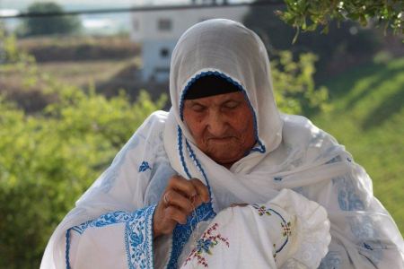  التسعينية أبو هنية: عيد وبحر وحنين